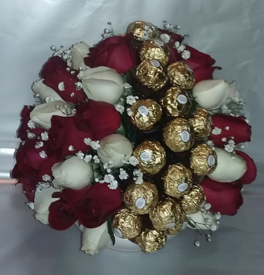 Foto de Arreglo en base rosas y ferrero rocher